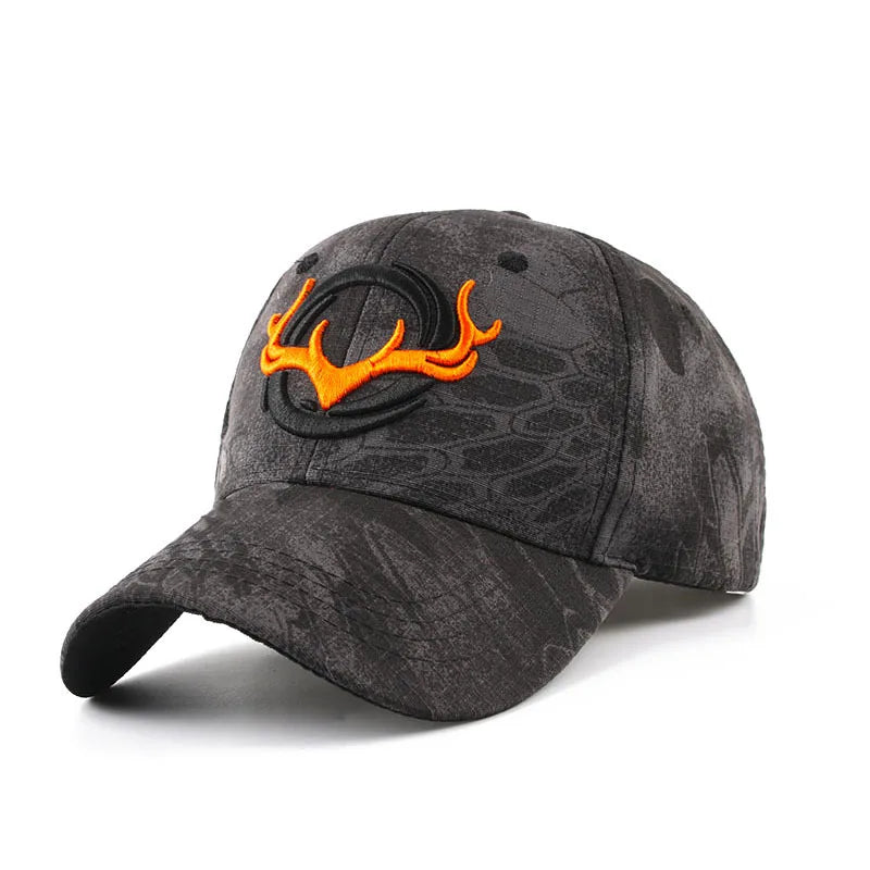 Gorra Camuflada con Visera Curva y Bordado de Cornamenta